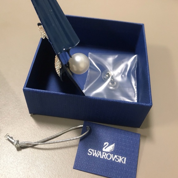 Authentic SWAROVSKI Iconic Ombre Rose Crystal Swan Earrings #5215037 - Picture 6 of 7